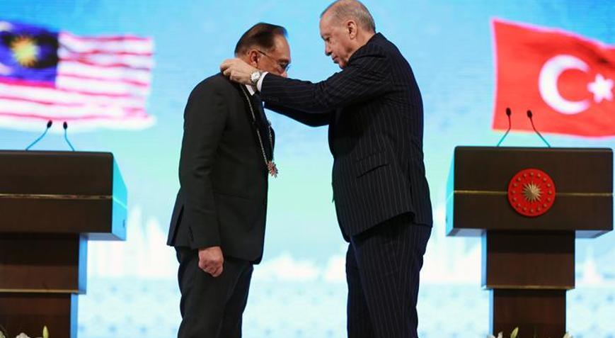 Malezya Başbakanı Envere Cumhuriyet Nişanı tevcih edildi Malezya Başbakanı Envere Cumhuriyet Nişanı tevcih edildi