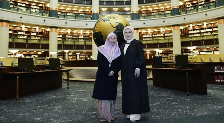 Emine Erdoğan, Malezya Başbakanının eşi Wan Azizah İsmail ile bir araya geldi