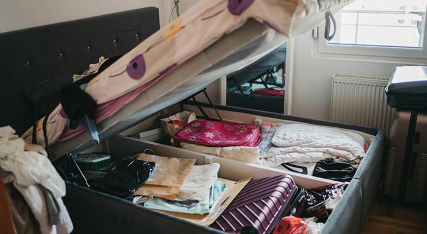 Yatağınızın altına asla koymamanız gereken 7 şey Toz ve böceklere davetiye çıkarıyor