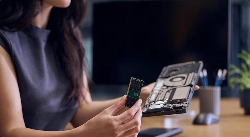 Klavyenin içerisine kocaman bilgisayarı sığdırdılar