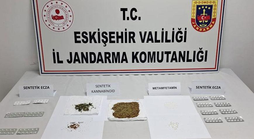 Eskişehir’de eş zamanlı uyuşturucu operasyonu: 101 gram madde ve 137 hap ele geçirildi