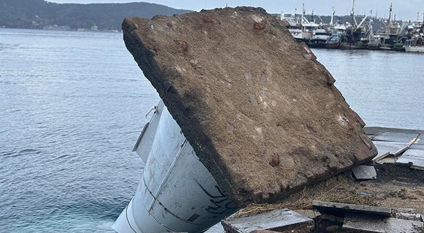 İstanbulda şiddetli fırtına deniz fenerini devirdi