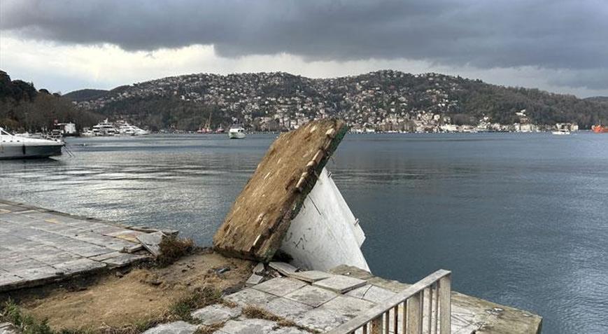 İstanbulda şiddetli fırtına Deniz fenerleri TIRlar devrildi