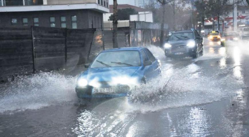 İzmir’i sağanak vurdu hayat durdu