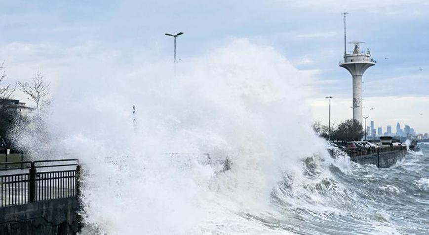 Megakenti lodos vurdu Dalga boyu 5 metreye ulaştı