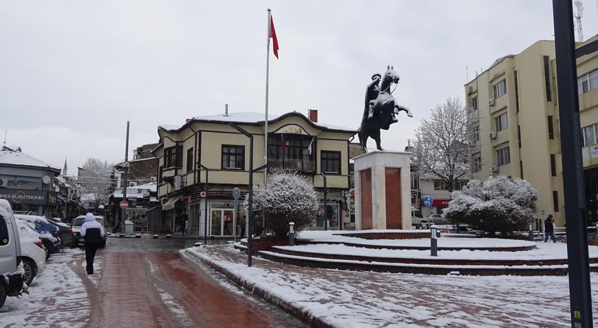 Tavşanlı’da kar yağışı etkili oldu