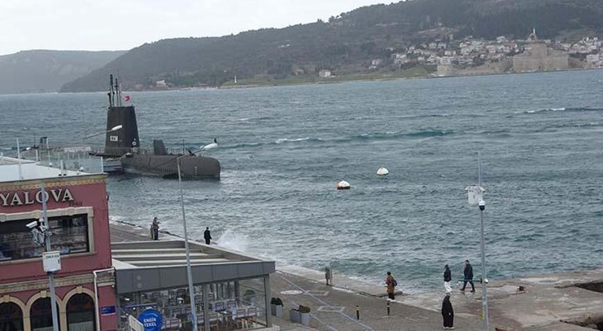Çanakkale Boğazı fırtına nedeniyle çift yönlü trafiğe kapatıldı