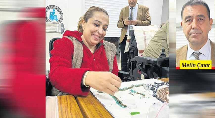 Engellerini takı yaparak aşıyorlar