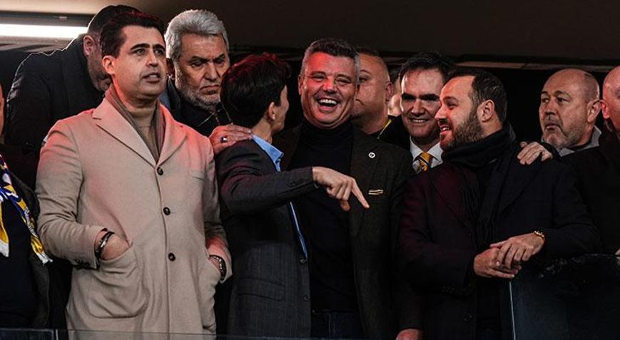 Fenerbahçede Sadettin Saran maç sonu oyuncularıyla bir araya geldi Siz benim ailemsiniz