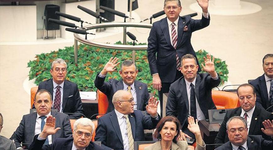 Eylem yapan vekillere destek verdi