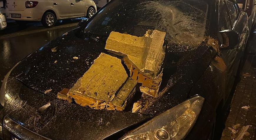 Bahçelievler’de tahliye edilen binanın balkonu çöktü