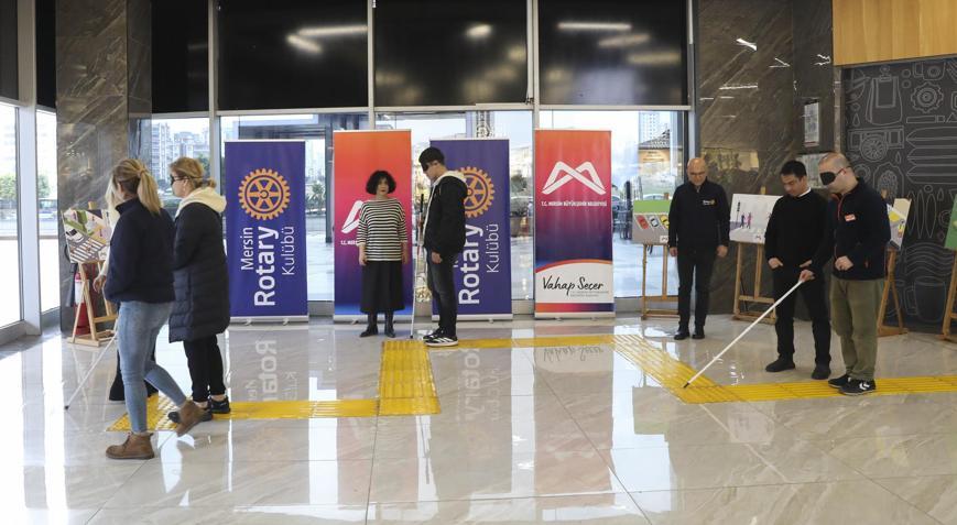 Mersinliler beyaz bastonla gözleri kapalı yürüdü