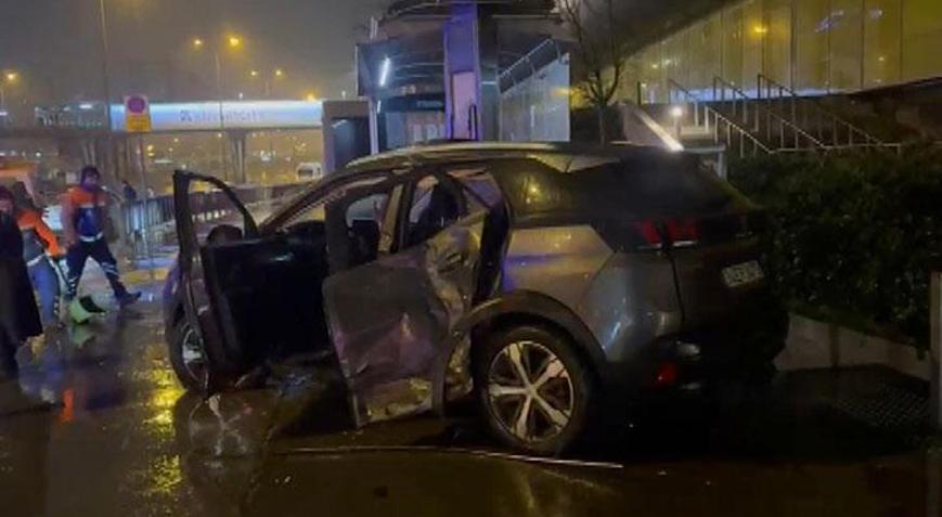 Beylikdüzünde iki otomobil çarpıştı