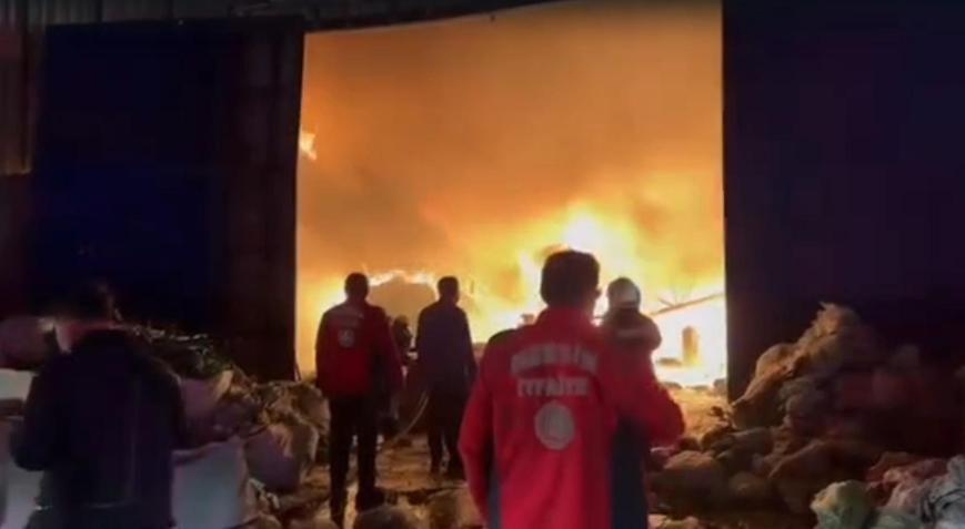 Mersinde geri dönüşüm tesisinde yangın