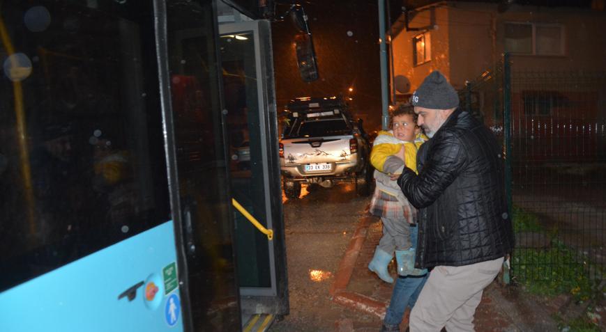 Çadırlarını su basan tarım işçileri tahliye edildi