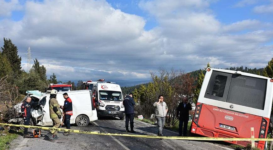 İzmir’de feci kaza Belediye otobüsü ile minibüs çarpıştı: Ölü ve yaralılar var