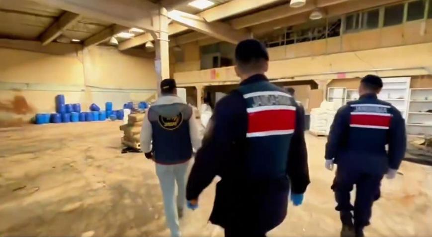 İzmirde 1 ton 625 kilo uyuşturucu ham maddesi ele geçirildi: 2 gözaltı