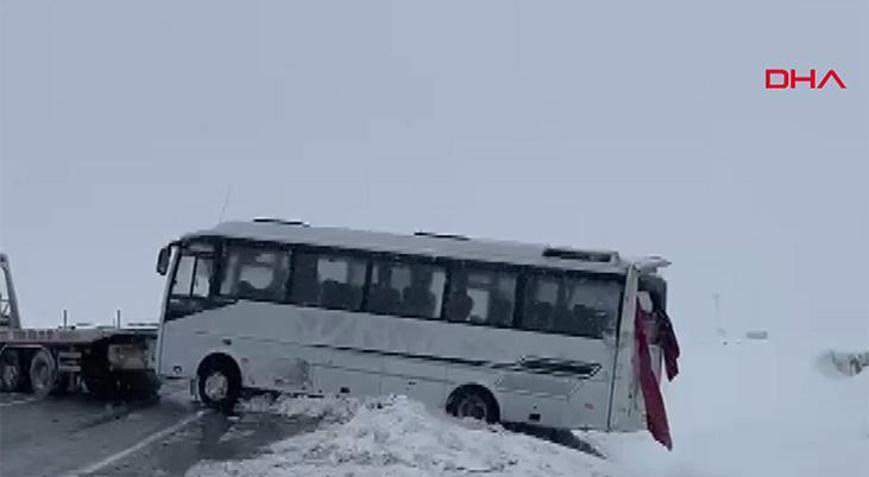 Malatyaya cenazeye gidenleri taşıyan midibüs devrildi