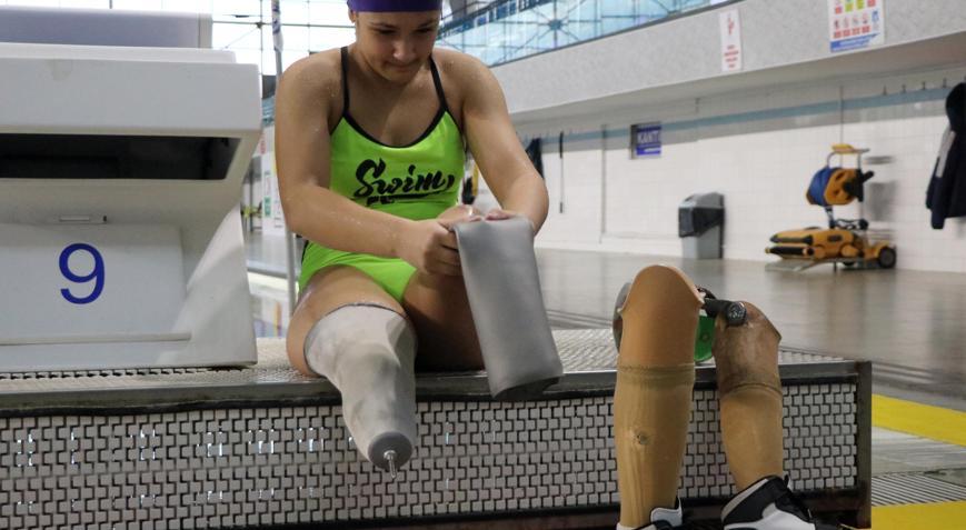 Depremde 2 bacağını ve babasını kaybeden Medine, yüzmeyle hayata tutundu