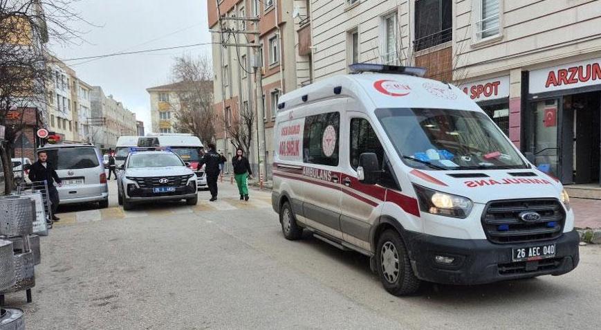 Eskişehirde dehşet Kavga ettiği üvey babasına bıçakla saldırdı