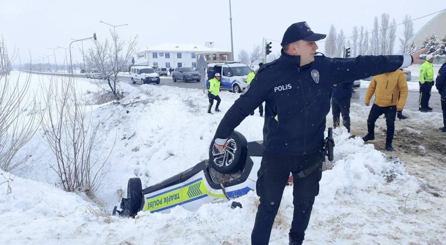 Erzincanda polis aracı devrildi: 2 memur yaralandı