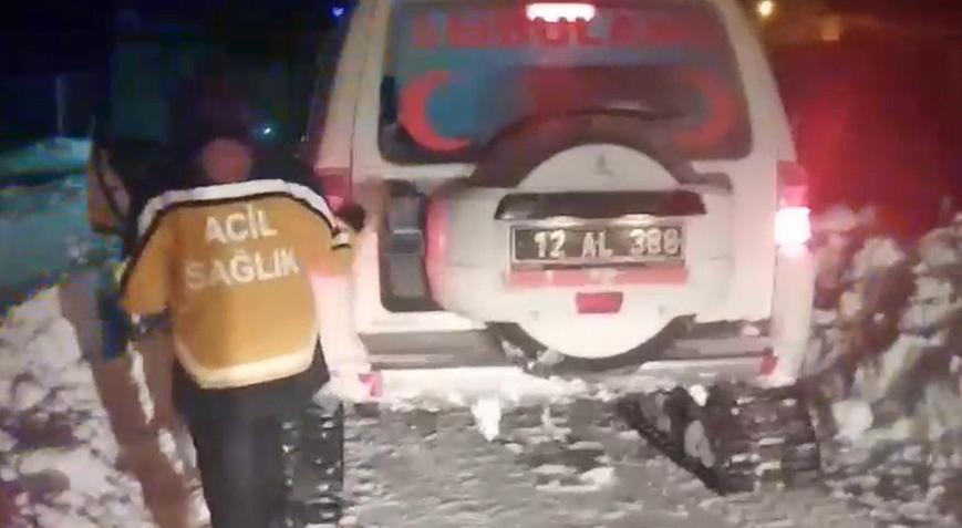 Bingöl’de yolda kalan ambulans kurtarıldı