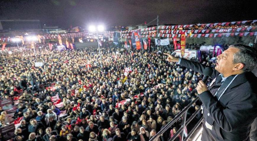 CHP lideri Özel’den bilboard tepkisi: İlan ilan değil kuyruklu yalan