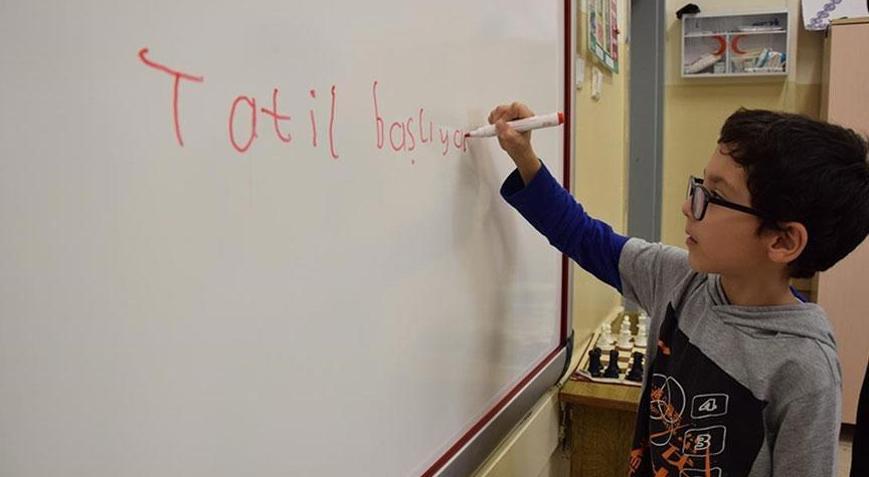 18 milyon öğrenci karnelerini alıyor Yarıyıl tatili yarın başlıyor