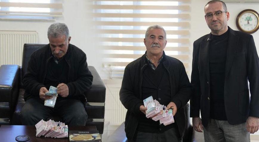 Dalgınlıkla minik servetini çöpe attı Bankada poşeti açınca hayatının şokunu yaşadı