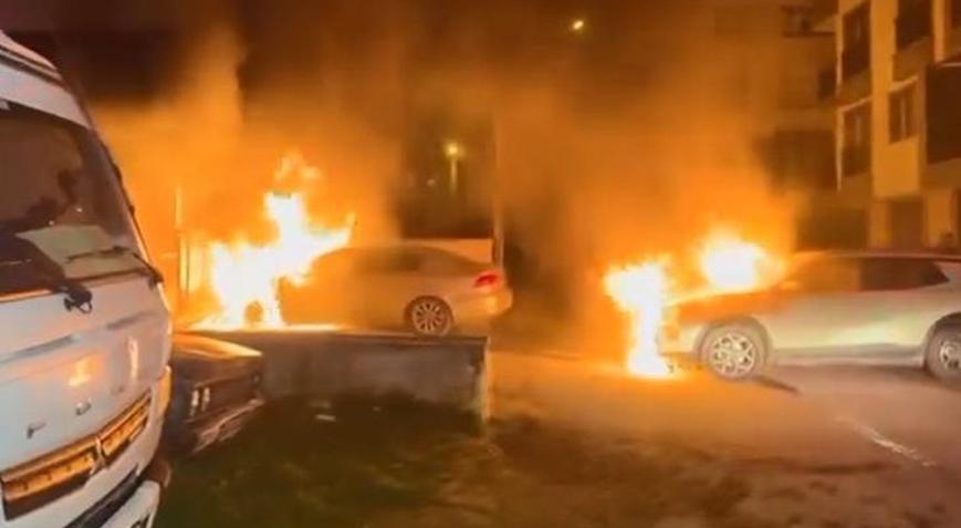 Park halindeki otomobil alev aldı İki araç kullanılamaz hale geldi