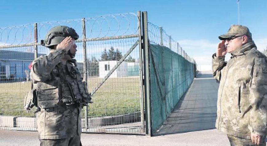 Kara Kuvvetleri Komutanı sınırda birlikleri denetledi
