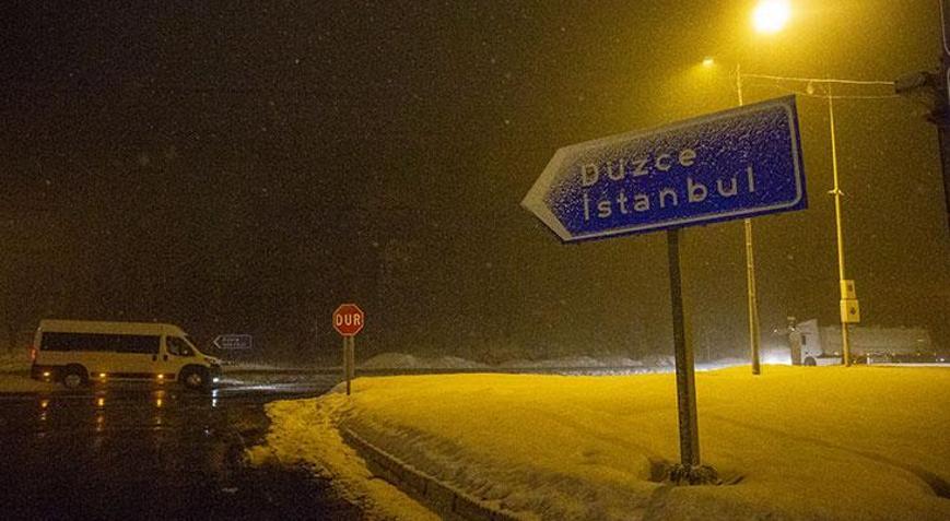 Bolu Dağında yoğun kar Ekipler sürücüleri uyarıyor