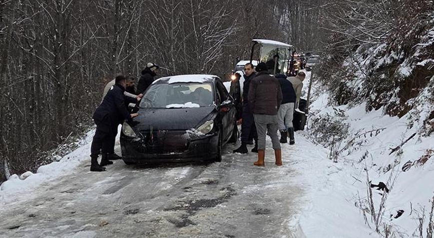 Yalovada kar nedeniyle 10 araçta 35 kişi yolda mahsur kaldı