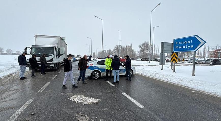 Sivas-Malatya kara yolu ulaşıma kapandı Araçlar bekletiliyor