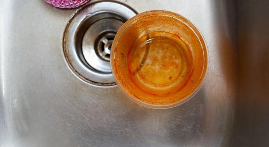 Ne deterjan ne sünger Yağ ve yemek lekesi tutan plastik kaplar için pratik temizlik önerileri