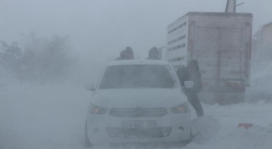 Karlıova’da tipi nedeniyle hayat durma noktasına geldi