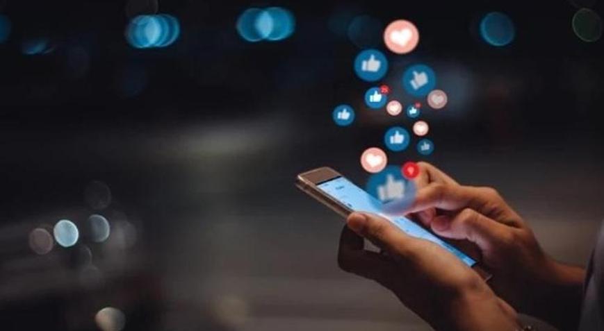 Apple ve Google, mağazalarında hala çıplaklık üreten yapay zeka uygulamasına izin veriyor