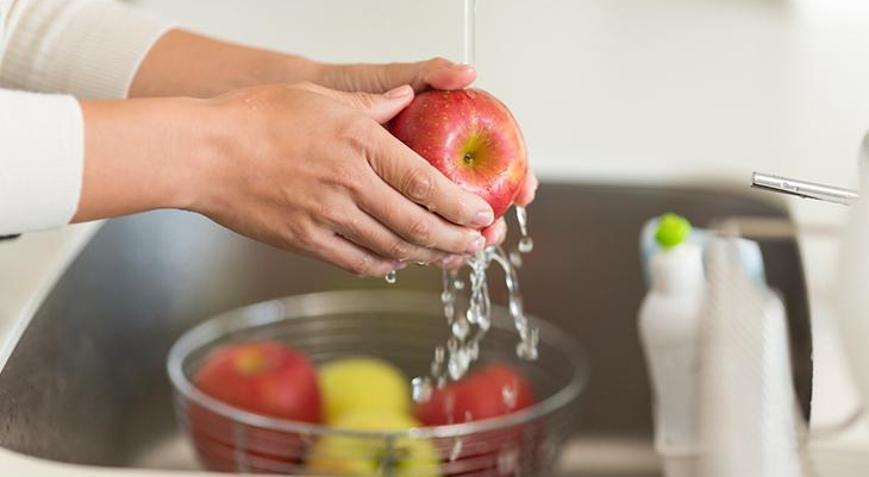 Meyve ve sebzeleri yıkarken herkesin yaptığı hata Mikropları ve pestisitleri arındırmıyor