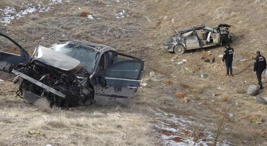 Malatyada lastiği patlayan otomobil şarampole uçtu Ölü ve yaralılar var