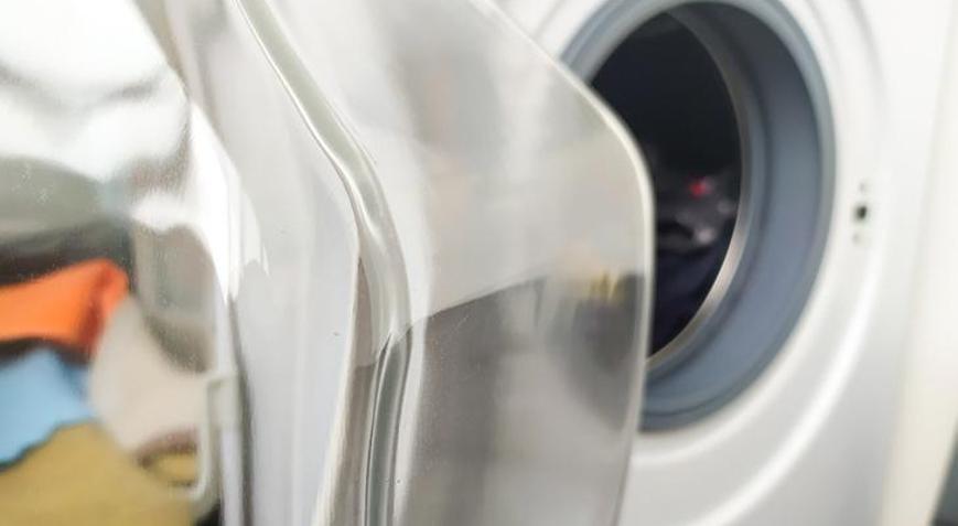 Yıllardır yanlış yapıyormuşuz Çamaşır makinesinin kapağını neden asla tam açmamalısınız
