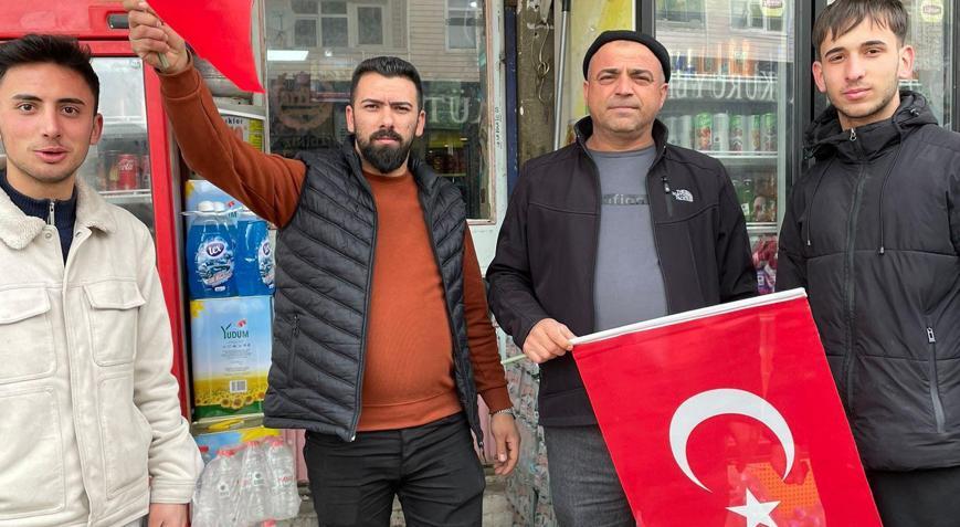 Yeşilhisar’da esnafa bayrak dağıtıldı