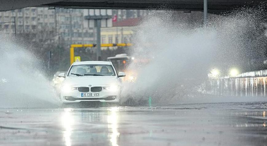 Ege’yi sağanak ve fırtına vurdu