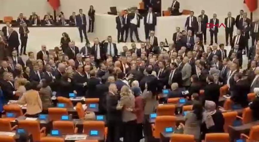 Mecliste kavga Milletvekilleri birbirine girdi