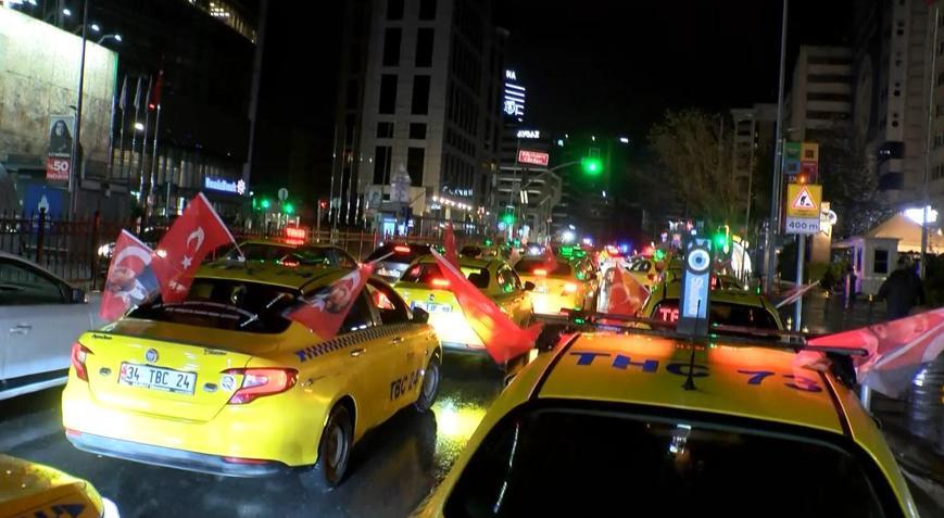 İstanbul -Şişlide taksiciler Türk bayrağına yapılan saldırıya karşı konvoy düzenledi