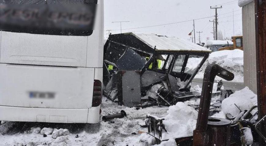 Bitlis’te yolcu otobüsü polis noktasına çarptı 4 polis yaralandı
