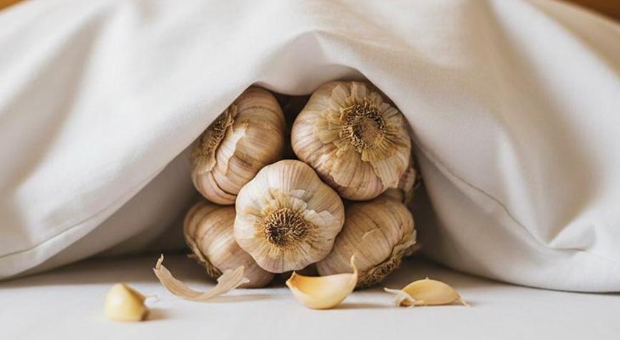 Eskilerin uyguladığı şaşırtıcı yöntem: Yastık altına sarımsak koyunca bakın ne oluyor