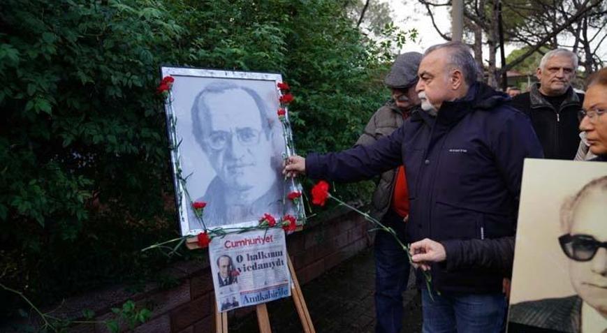 Uğur Mumcu’nun öldürülmesinin üzerinden 33 yıl geçti Ayvalıktaki evinin önünde anıldı