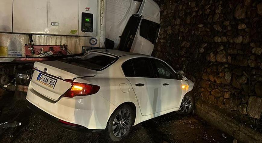 Burdurda TIR ve 2 otomobilin karıştığı kazada 2 kişi öldü, 6 kişi yaralandı