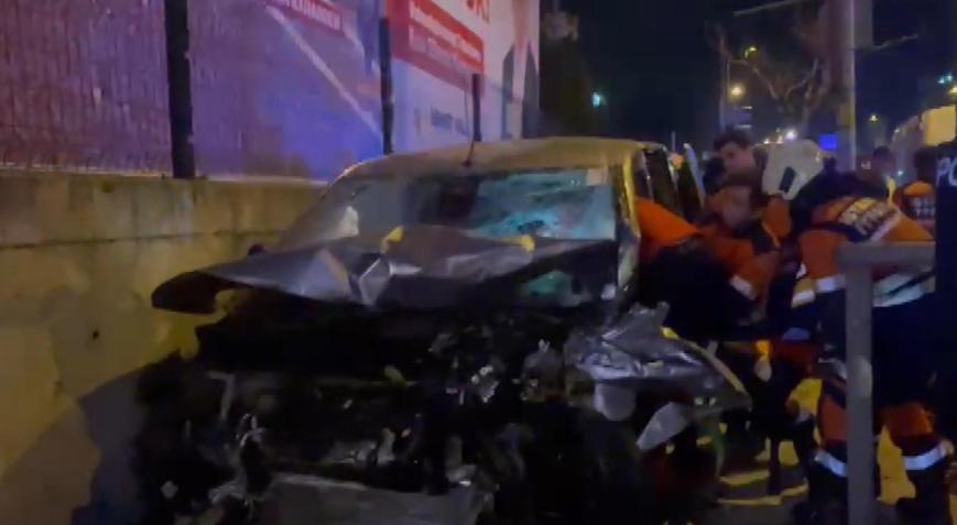 İstanbul - Ümraniyede hafif ticari araç ile otomobil çarpıştı: 3 yaralı