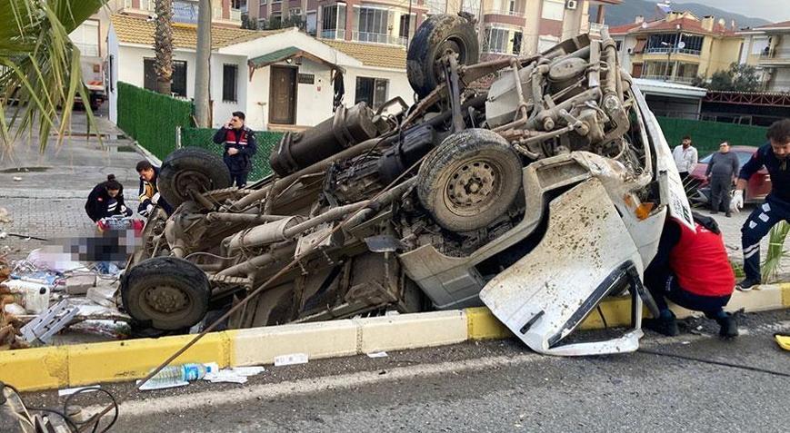 Balıkesirde feci kaza Kamyonet devrildi: 2 öldü 1 yaralı